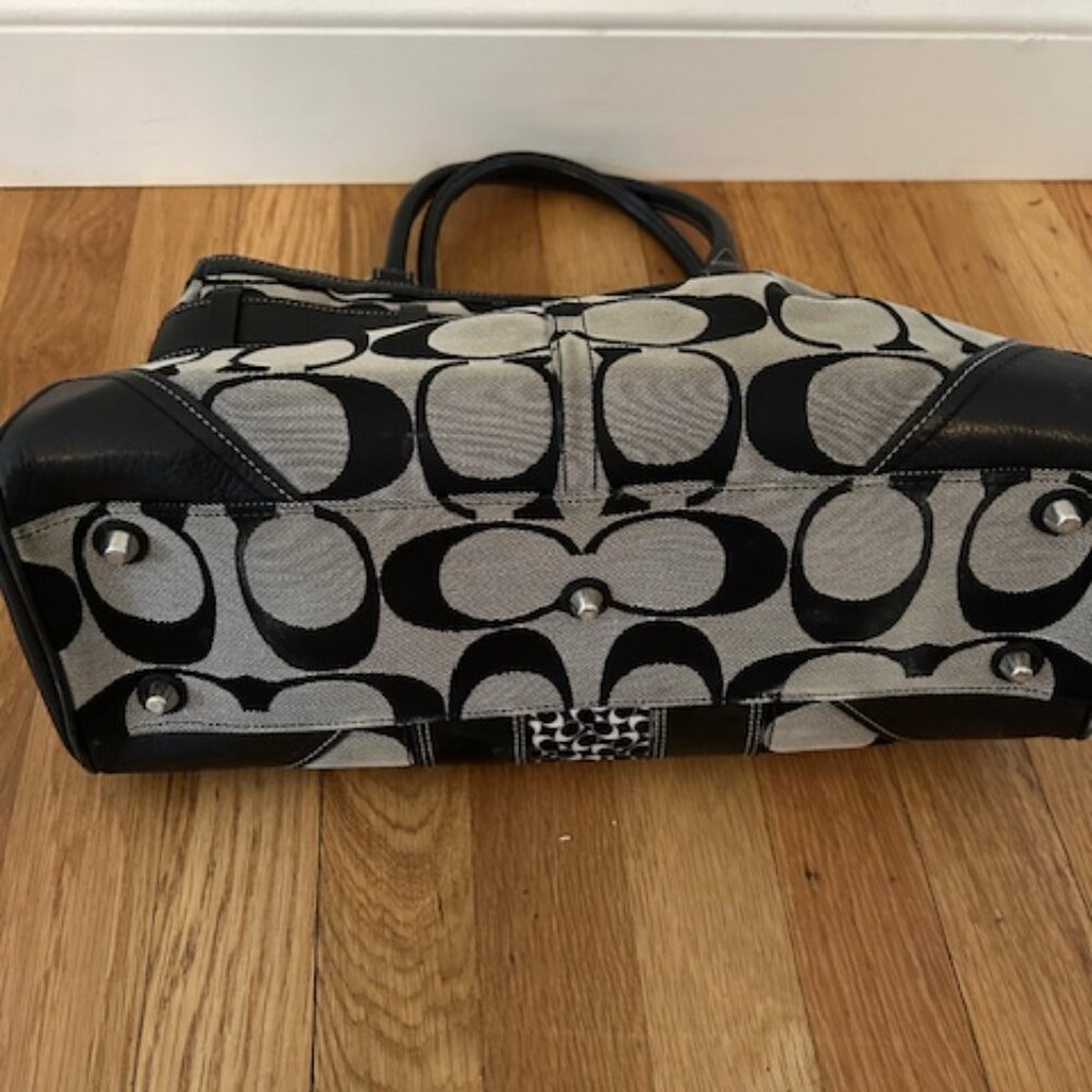 Unique Coach Handbag - Picture 3 of 6